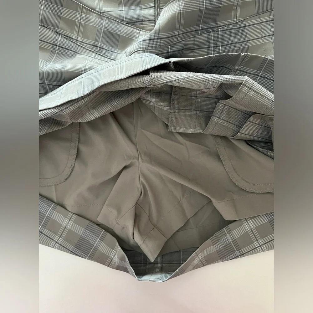 Women’s Nike Dri-Fit golf skort, size 4 gray plaid, pleated skirt workout active